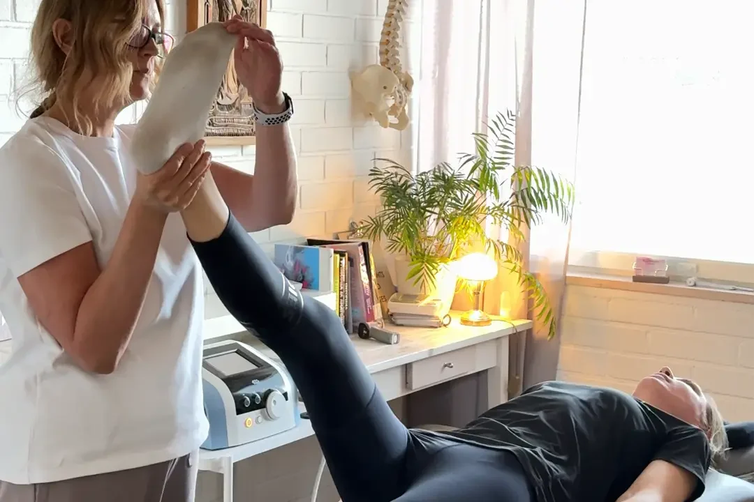 Asiantunteva fysioterapia Kemijärvellä: terapeutti tutkii jalan liikerataa löytääkseen nivelkivun todellisen syyn. Asiantunteva fysioterapia Kemijärvellä: terapeutti tutkii jalan liikerataa löytääkseen nivelkivun todellisen syyn.