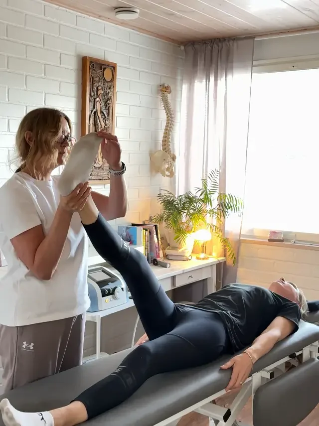 Kokonaisvaltainen fysioterapia: ammattilainen ohjaa asiakasta harjoituksessa toimintakyvyn parantamiseksi.