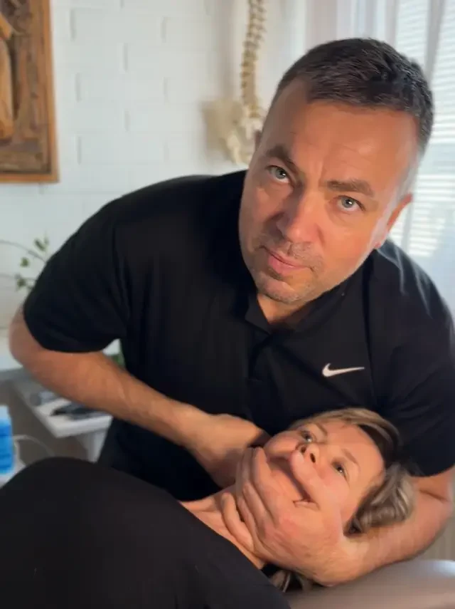 Osteopaattinen manipulaatiohoito vapauttaa niskan jännityksiä ja auttaa tehokkaasti päänsärkyyn. Osteopaattinen manipulaatiohoito vapauttaa niskan jännityksiä ja auttaa tehokkaasti päänsärkyyn.