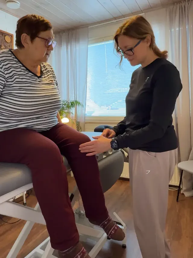 Toiminnallinen tutkimus polven alueelle – asiantuntija selvittää nivelkivun syytä KivutPois.fi:n vastaanotolla. Toiminnallinen tutkimus polven alueelle – asiantuntija selvittää nivelkivun syytä KivutPois.fi:n vastaanotolla.