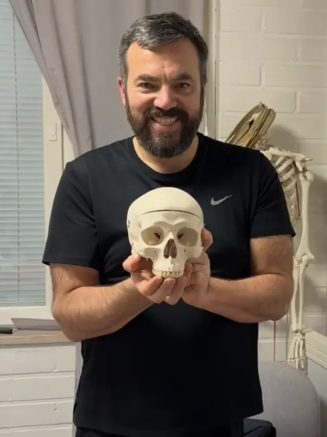 Osteopaatti Denis Zlatorunski KivutPois.fi:stä tutkii anatomista kalloa ymmärtääkseen kivun juurisyitä. Osteopaatti Denis Zlatorunski KivutPois.fi:stä tutkii anatomista kalloa ymmärtääkseen kivun juurisyitä.