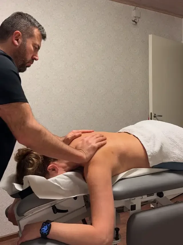 KivutPois.fi:n koulutettu hieroja lievittää niskakipua ja stressiä ammattitaitoisella hieronnalla. KivutPois.fi:n koulutettu hieroja lievittää niskakipua ja stressiä ammattitaitoisella hieronnalla.