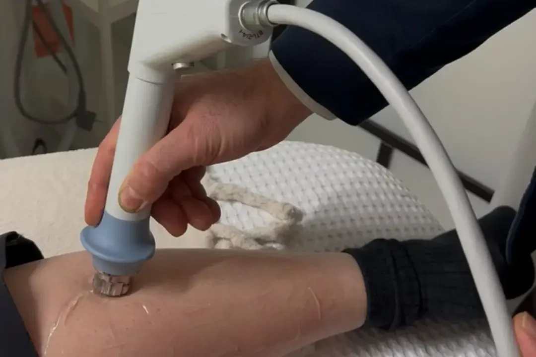 Laserhoidolla hoidetaan niskan syviä lihasjännityksiä ja edistetään rentoutumista. Laserhoidolla hoidetaan niskan syviä lihasjännityksiä ja edistetään rentoutumista.