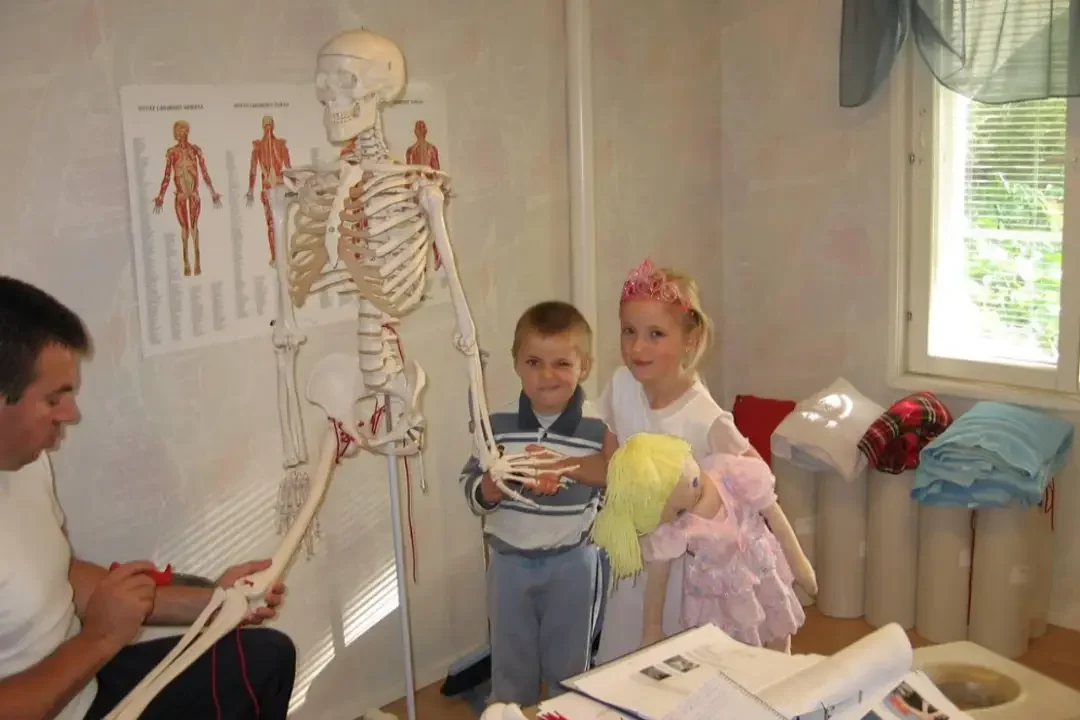 KivutPois.fi:n osteopaatti Denis Zlatorunski opettaa ihmiskehon anatomiaa perheelleen luurangon avulla. KivutPois.fi:n osteopaatti Denis Zlatorunski opettaa ihmiskehon anatomiaa perheelleen luurangon avulla.