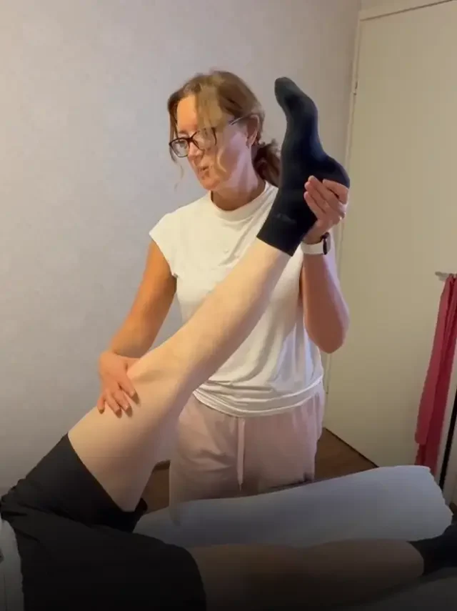 Fysioterapeutti tekee manuaalista terapiaa asiakkaan jalalle parantaakseen liikkuvuutta KivutPois.fi:n vastaanotolla. Fysioterapeutti tekee manuaalista terapiaa asiakkaan jalalle parantaakseen liikkuvuutta KivutPois.fi:n vastaanotolla.