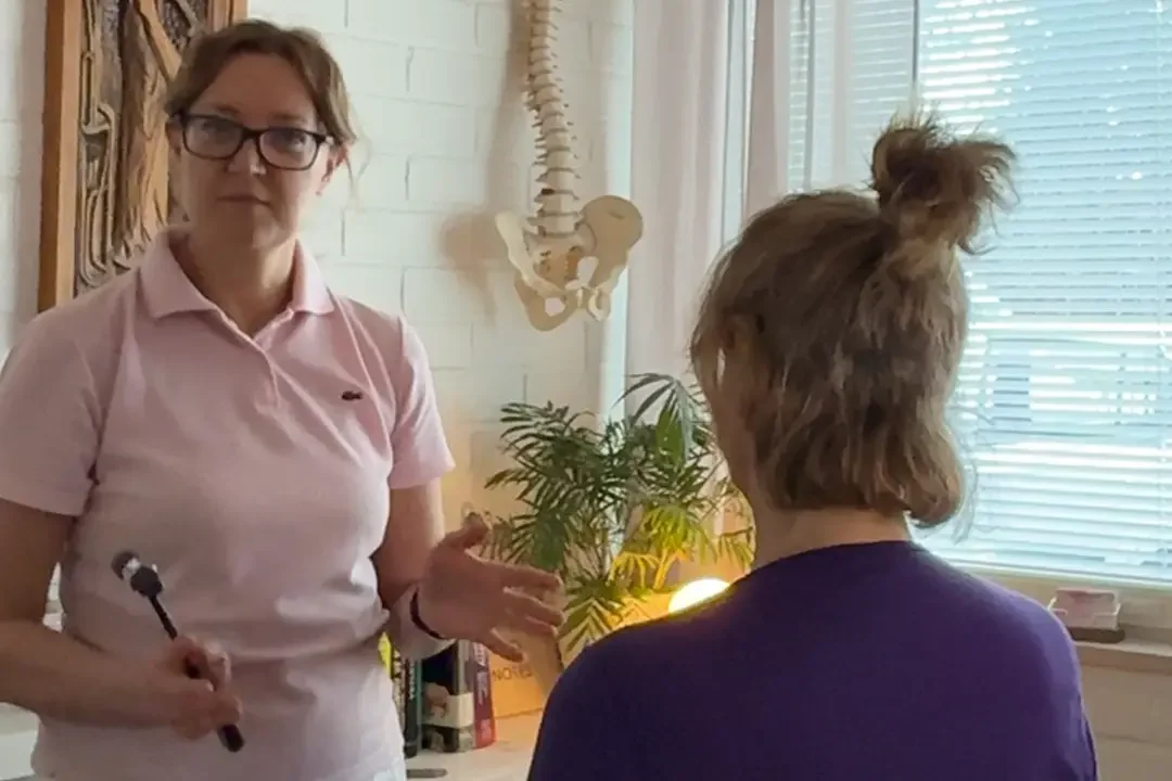 KivutPois.fi:n fysioterapeutti tekee huolellisen alkututkimuksen ja antaa neuvontaa niskakivun syistä. KivutPois.fi:n fysioterapeutti tekee huolellisen alkututkimuksen ja antaa neuvontaa niskakivun syistä.