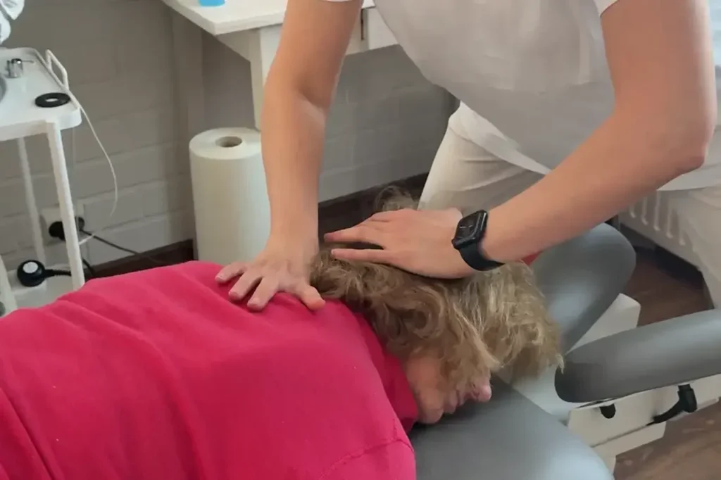 Osteopaatti käsittelee potilasta vastaanotolla. Fysioterapia ja osteopatia kivun syyn löytämiseksi