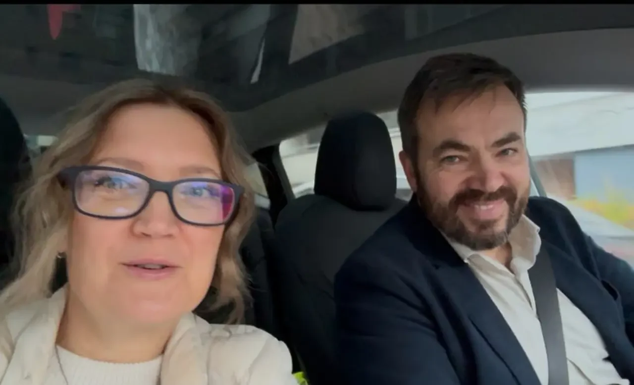 Vakeria ja Denis ovat valmiita tulemaan luoksesi, jos et voi poistua kotoasi. Vakeria ja Denis ovat valmiita tulemaan luoksesi, jos et voi poistua kotoasi.