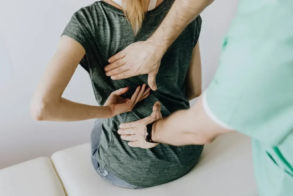Manuaalinen terapia kohdistettuna lapaluun ja hartian seudun kireyksien hoitoon, mikä parantaa yläraajojen toimintaa. Manuaalinen terapia kohdistettuna lapaluun ja hartian seudun kireyksien hoitoon, mikä parantaa yläraajojen toimintaa.