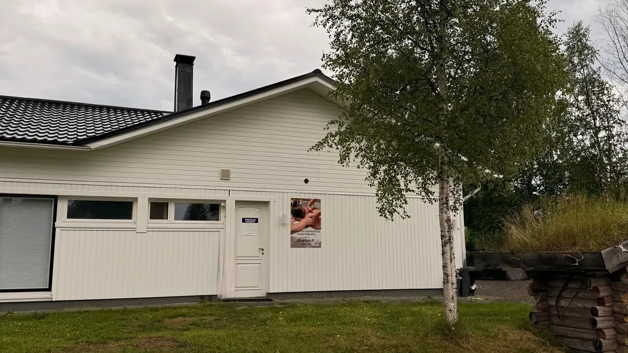 KivutPois.fi:n valkoinen klinirakennus Kemijärvellä vehreyden ympäröimänä kesäaikaan. KivutPois.fi:n valkoinen klinirakennus Kemijärvellä vehreyden ympäröimänä kesäaikaan.