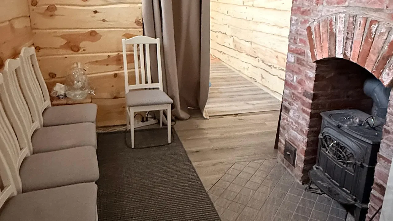 Yksityiskohta vaaleasta puusisustuksesta ja tuolista yhdessä Kemijärven klinikan hoitohuoneista Yksityiskohta vaaleasta puusisustuksesta ja tuolista yhdessä Kemijärven klinikan hoitohuoneista