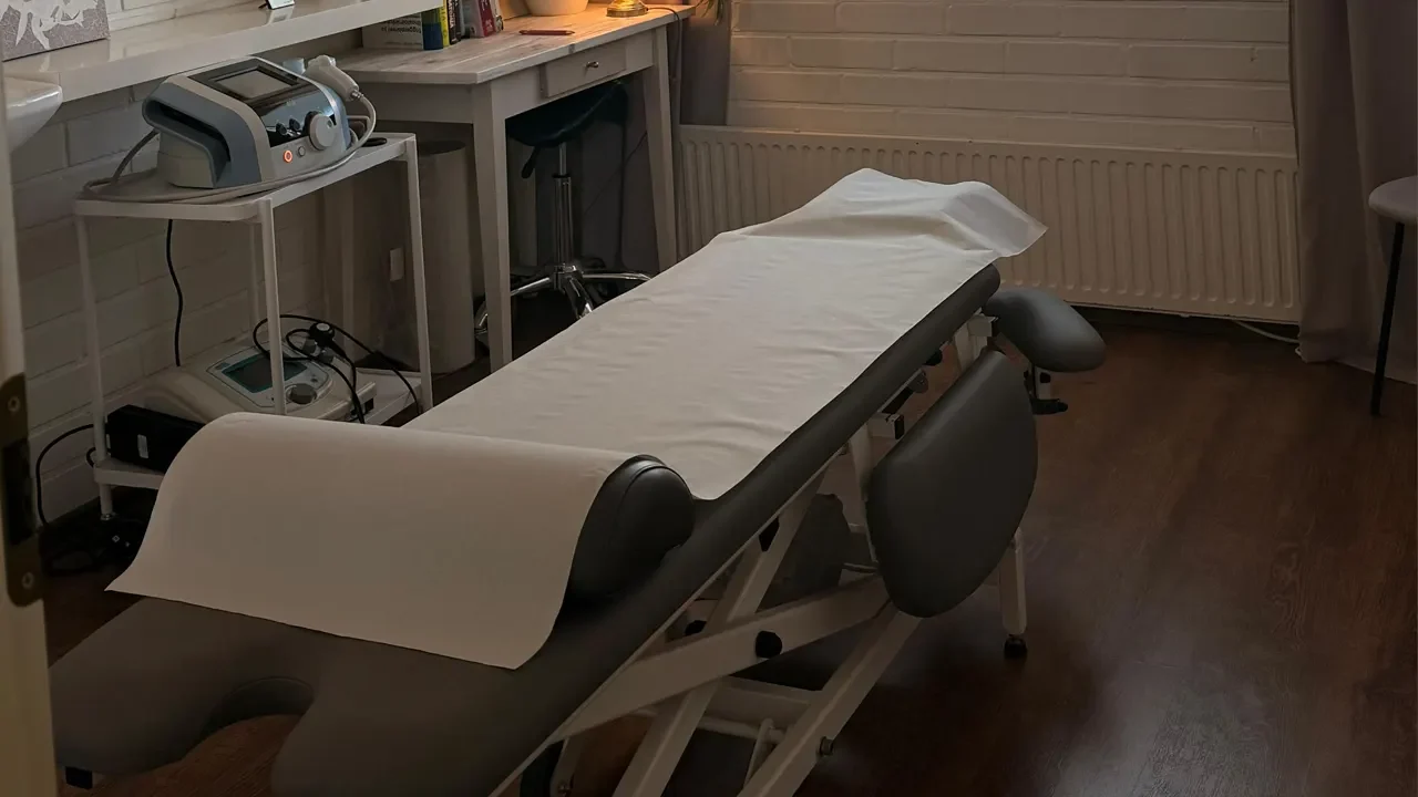 Hierontapöytä suojapaperilla valmisteltuna rauhallisessa ja ammattimaisessa ympäristössä Kemijärvellä. Hierontapöytä suojapaperilla valmisteltuna rauhallisessa ja ammattimaisessa ympäristössä Kemijärvellä.