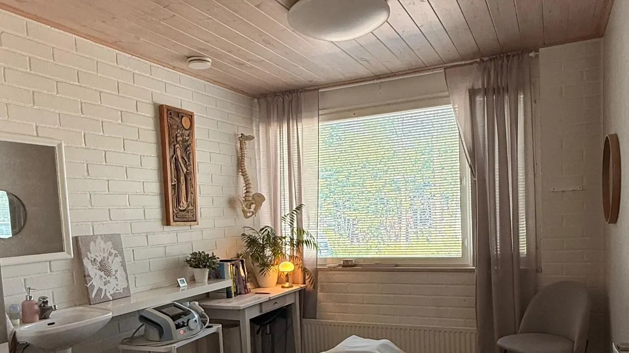 Kemijärven hierontastudion viihtyisä sisätila, jossa on lämmin valaistus ja puusisustus. Kemijärven hierontastudion viihtyisä sisätila, jossa on lämmin valaistus ja puusisustus.