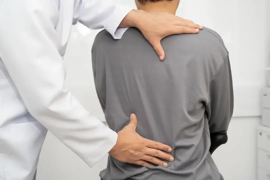 Selkärangan nikamakäsittely, jota osteopaatit ja kiropraktikot käyttävät selkäkivun ja liikerajoitusten helpottamiseen. Selkärangan nikamakäsittely, jota osteopaatit ja kiropraktikot käyttävät selkäkivun ja liikerajoitusten helpottamiseen.