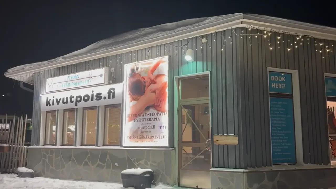 Klinikan julkisivu Pyhätunturilla yövalaistuksessa lumisena talviaikana. Klinikan julkisivu Pyhätunturilla yövalaistuksessa lumisena talviaikana.