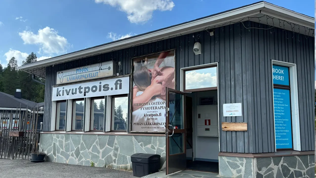 Osteopatia- ja hierontaklinikka KivutPois.fi:n sisäänkäynti Pyhätunturilla päiväsaikaan. Osteopatia- ja hierontaklinikka KivutPois.fi:n sisäänkäynti Pyhätunturilla päiväsaikaan.