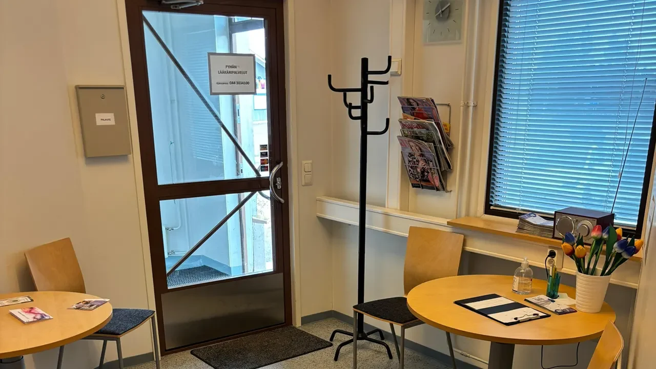 Viihtyisä odotushuone, jossa on naulakko, tuoleja ja lehtiä klinikan asiakkaille. Viihtyisä odotushuone, jossa on naulakko, tuoleja ja lehtiä klinikan asiakkaille.