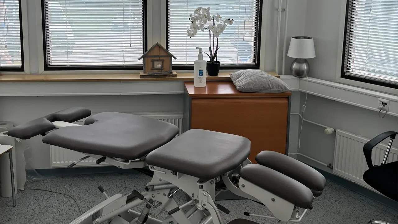 Osteopatian hoitopöytä valmiina asiakkaalle siistissä ja ammattimaisessa ympäristössä. Osteopatian hoitopöytä valmiina asiakkaalle siistissä ja ammattimaisessa ympäristössä.