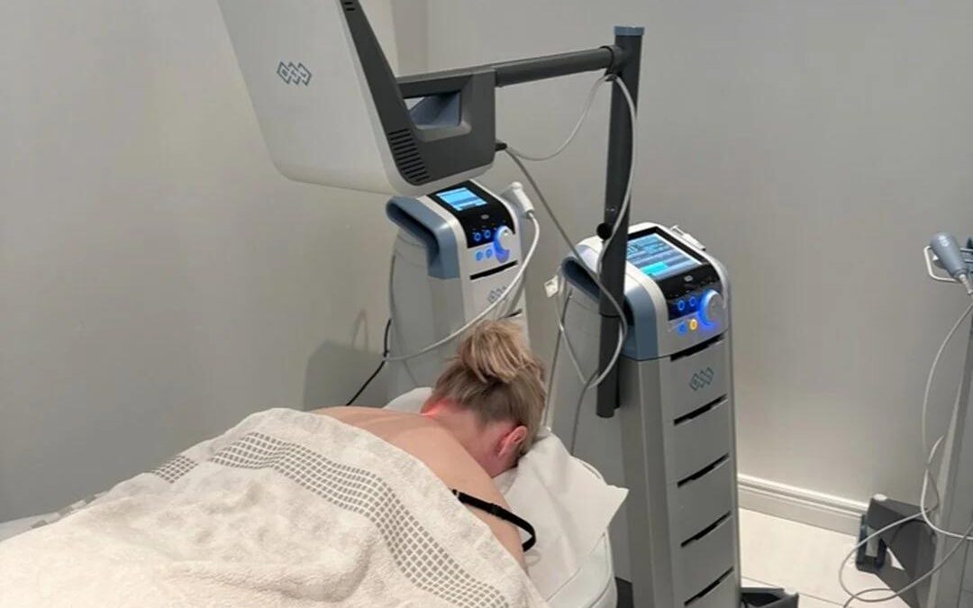 Kun selkä sanoo “Riittää” – miten laserhoito auttaa elämään ilman kipua