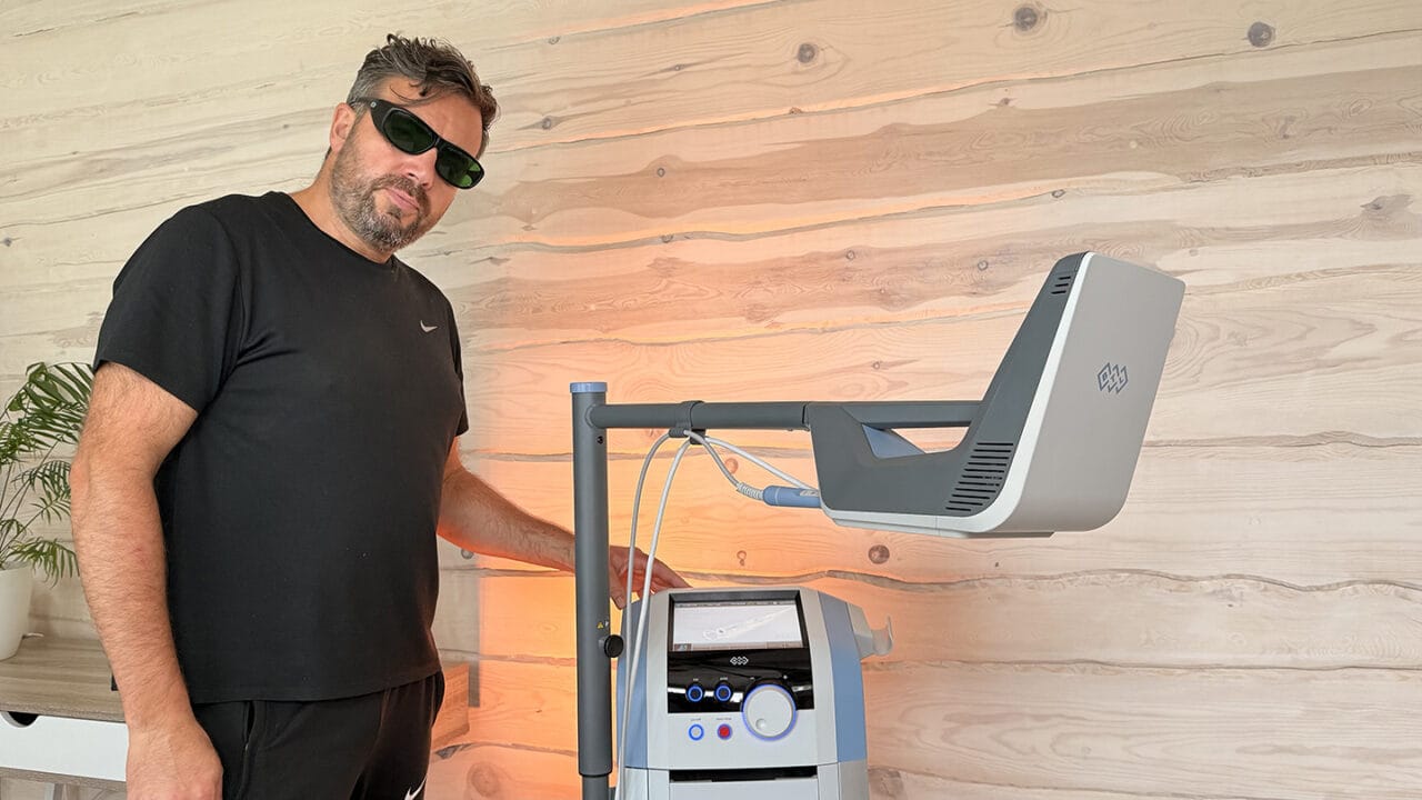 btl-hilt-laserhoitolaite-fysioterapeutti2 Fysioterapeutti Denis BTL HILT -laserhoitolaitteen vieressä