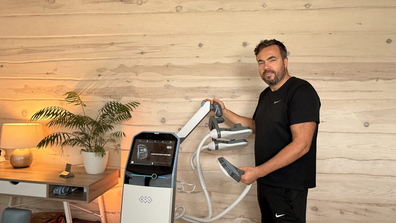 hoitoapplikaattori.webpFysioterapeutti esittelee BTL SIS DUO -hoitoapplikaattoria