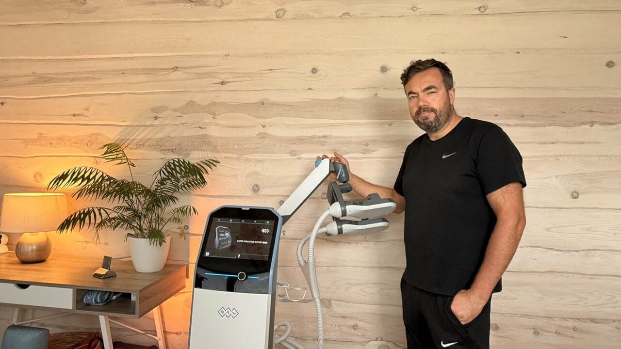 Fysioterapeutti BTL SIS DUO -magneettihoitolaitteen vieressä