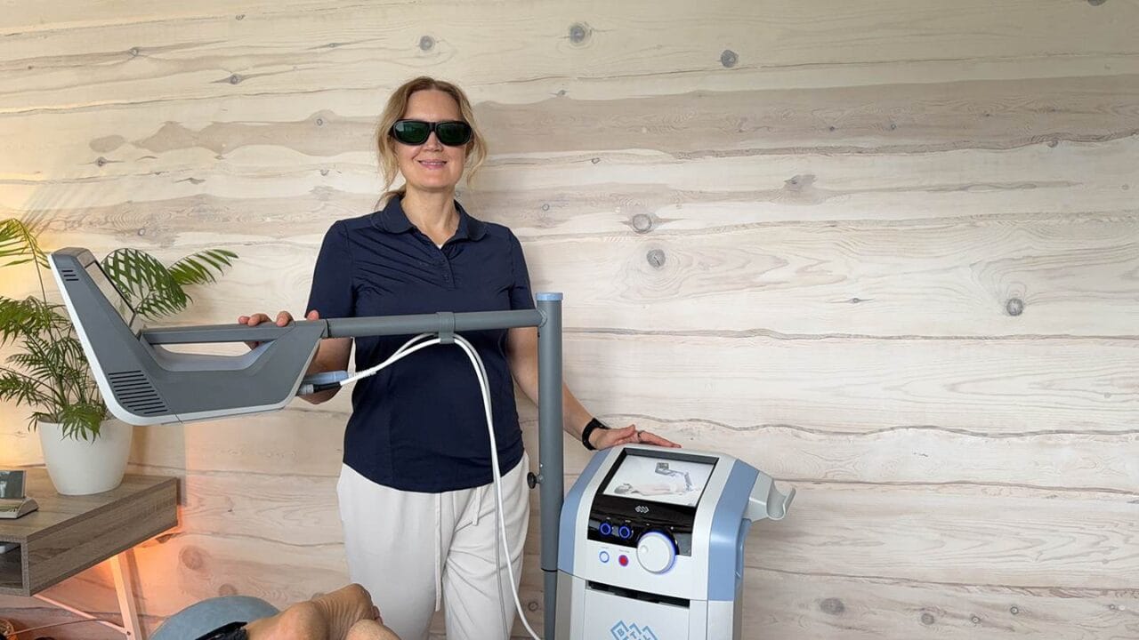 Fysioterapeutti antaa HILT-laserhoitoa asiakkaalle Rovaniemi alueella