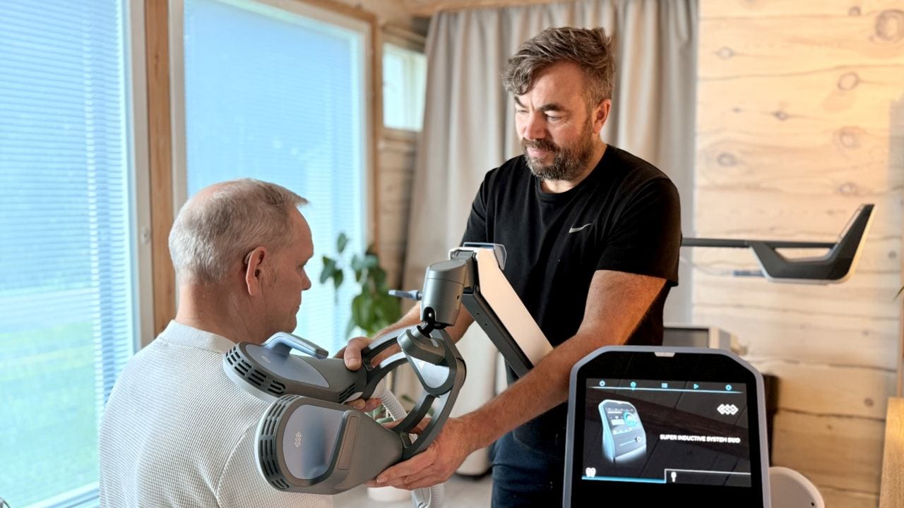 Fysioterapeutti esittelee BTL SIS DUO -hoitoapplikaattoria.